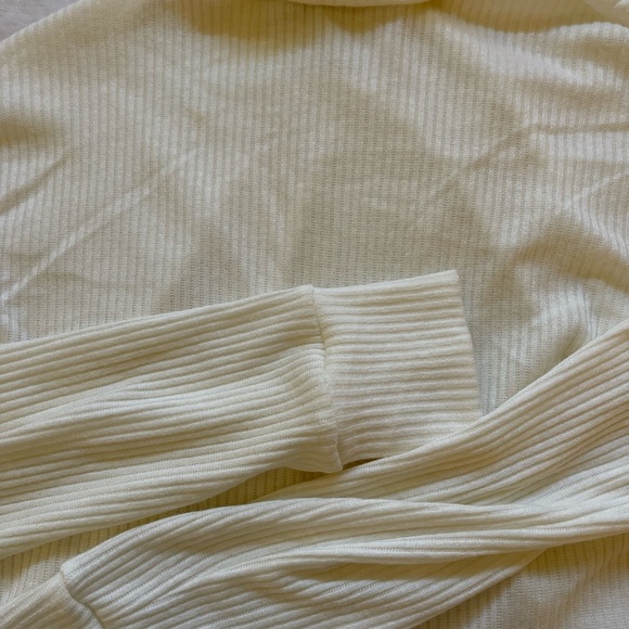 Cropped Ribbed Sweater Top - Picture 3 of 3